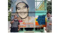 5 Gambar Artis Pria di Belakang Truk Ini Bikin Geleng Kepala