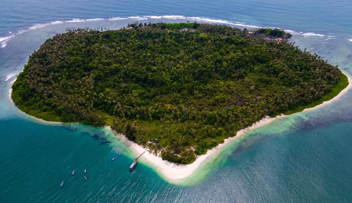 Pada 2023, Desa Pulau Baguk masuk daftar 18 desa wisata terbaik di Nusantara menurut Kementerian Desa, Pembangunan Daerah Tertinggal, dan Transmigrasi (Kemendes PDTT). Tampak foto udara memperlihatkan perahu nelayan di Pulau Panjang, yang pernah menjadi objek sengketa batas pulau antara Aceh dan Sumatra Utara, di Singkil, Provinsi Aceh bagian selatan, pada Rabu 12 November 2025. (CHAIDEER MAHYUDDIN/AFP)