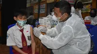 Vaksinasi anak usia 6-11 tahun di SD Hangtuah Sidoarjo. (Dian Kurniawan/Liputan6.com)
