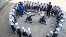 Gadis-gadis muslim memainkan pedang saat berlatih seni bela diri Vovinam untuk tampil dalam Hari Perempuan Internasional di sekolah menengah St Maaz, Hyderabad, India, Kamis (5/3/2020). Vovinam adalah seni bela diri menggunakan pedang dan tongkat asal Vietnam. (NOAH SEELAM/AFP)