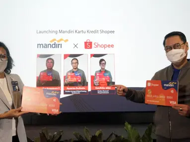 SVP Credit Cards Bank Mandiri Lila Noya (kiri) dan Presdir Visa Worldwide Indonesia Riko Abdurrahman (kanan) menunjukan mock up Mandiri Kartu Kredit Shopee di Jakarta, Rabu (17/3/2021). Kerjasama tersebut diharapkan dapat meningkatkan animo masyarakat untuk berbelanja. (Liputan6.com/Pool/PR)