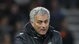 Ekspresi pelatih Manchester United, Jose Mourinho saat memimpin timnya melawan Southampton pada lanjutan Premier League di St Mary's, Southampton, (17/5/2017). MU bermain imbang 0-0 melawan Soton. (Andrew Matthews/PA via AP)