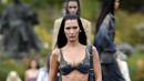 Bella Hadid mengenakan kreasi untuk koleksi busana ready-to-wear Spring/Summer 2023 dari Givenchy yang dipresentasikan selama Paris Fashion Week di Paris pada Minggu, 2 Oktober 2022. Tampilan retro dipadukan dengan sepasang sepatu bot hitam bertumit setinggi lutut yang menampilkan panel bertali di bagian depan. (AFP/Julien De Rosa)