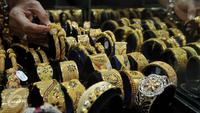 Pedagang memperlihatkan perhiasan emas di sebuah toko Kawasan Cikini, Jakarta, Kamis (3/9/2015). Harga emas milik PT Aneka Tambang Tbk (Antam) hari ini terpantau bergerak stabil di posisi Rp560 ribu per gram. (Liputan6.com/Johan Tallo)
