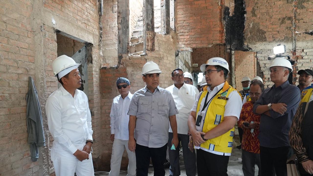 Ketua MPR, Ahmad Muzani bersama Gubernur Jawa Barat Dedi Mulyadi mengunjungi asrama MPR yang dibakar masa pada aksi demonstrasi 31 Agustus 2025.