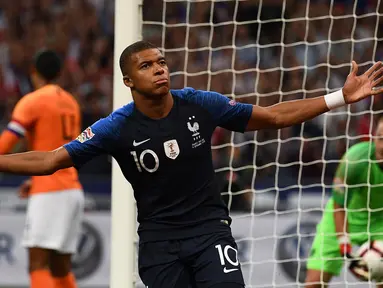 Gelandang Prancis, Kylian Mbappe, merayakan gol yang dicetaknya ke gawang Belanda pada laga UEFA Nations League di Stade de France, Paris, Minggu (9/9/2018). Prancis menang 2-1 atas Belanda. (AFP/Anne-Christine Poujoulat)
