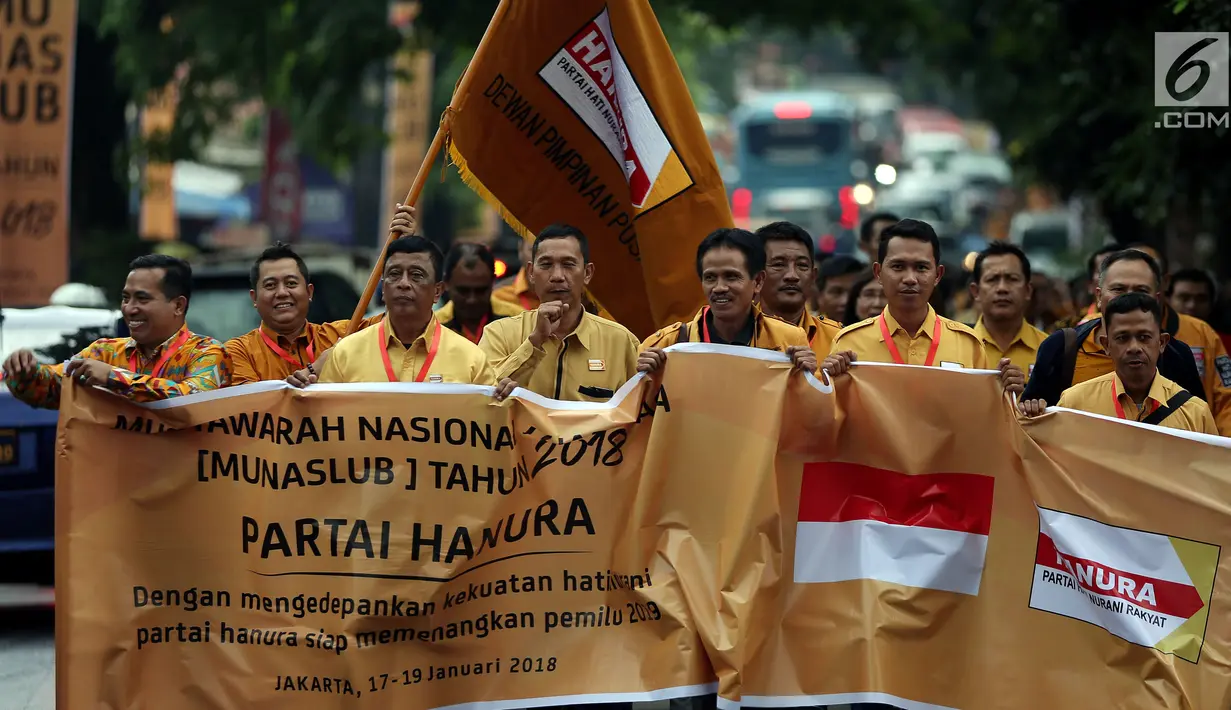 Kader Partai Hanura versi Sariffudin Sudding melakukan Long March sambil membawa spanduk menuju kediaman Dewan Pembina Partai Hanura Wiranto di Cipayung, Jakarta, Kamis (18/1). (Liputan6.com/JohanTallo)