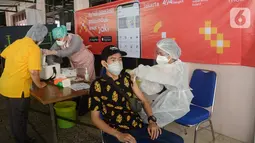 Petugas medis melakukan vaksinasi di vaksin keliling, Jakarta Timur, Minggu (31/07/2021). Bank DKI turut berkontribusi sebagai kolaborator pada 10 unit mobil vaksin keliling dalam program Mobil Vaksin Keliling guna menekan penyebaran Covid-19. (Liputan6.com/HO/Helmi)
