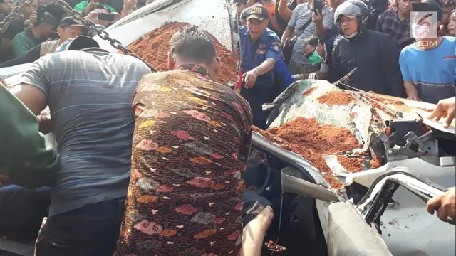 Truk Tanah Timpa Mobil di Karawaci Tangerang