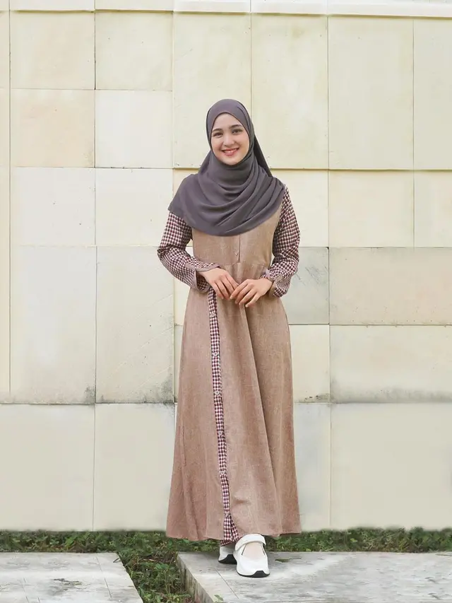 6 Gaya Hijab dengan Gamis ala Cut Syifa yang Variatif