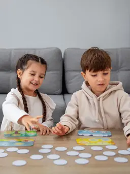 Salah satu permainan anak yang bisa dicoba di rumah adalah Emotion Charades. Sekilas, permainan ini mirip dengan tebak gaya biasa, namun dengan sentuhan emosional yang lebih dalam. (foto/dok: freepik)