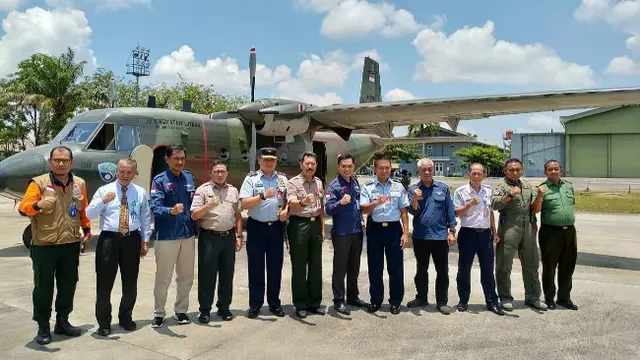 Tim operasi hujan buatan untuk menjaga kebasahan lahan gambut agar tidak mudah terbakar.