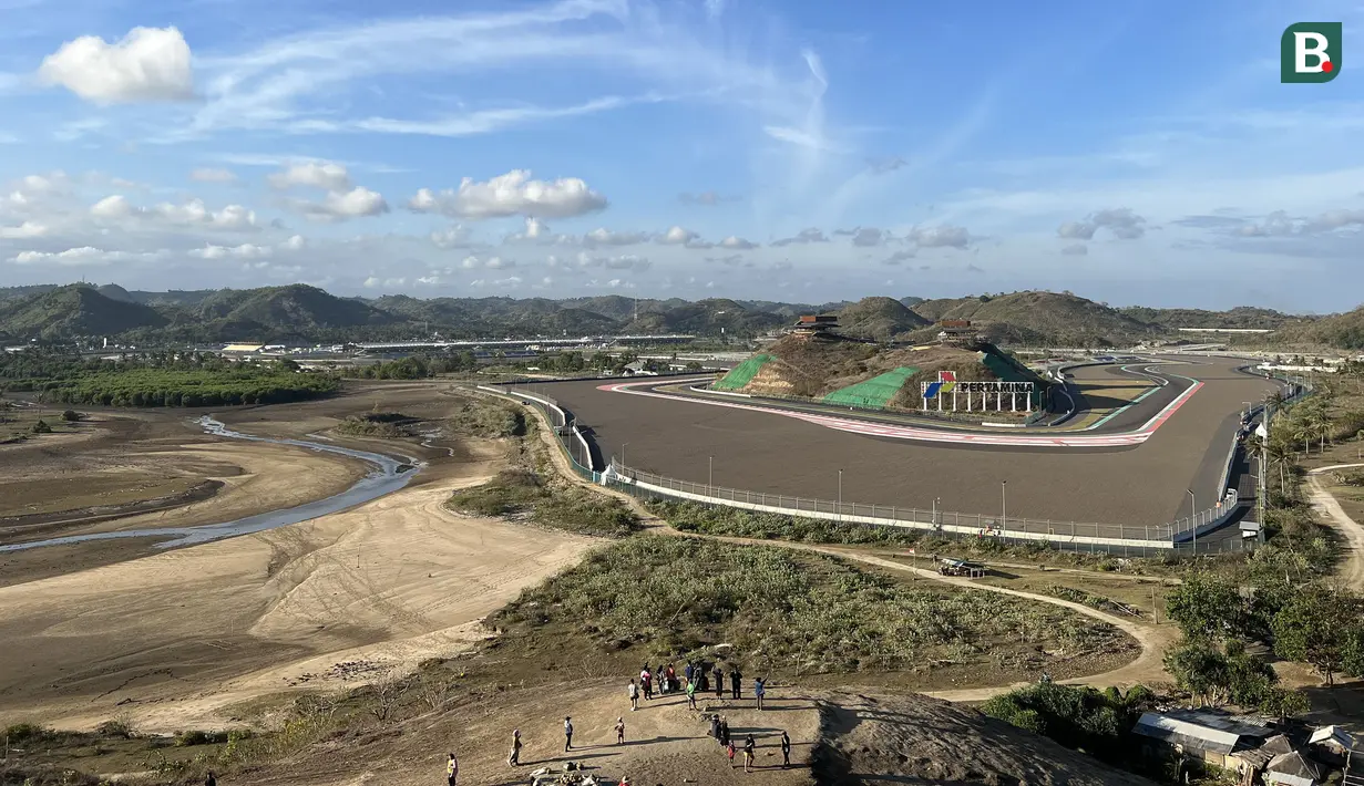Suasana Sirkuit Mandalika dilihat dari atas Bukit Seger, Lombok, Jumat (11/8/2023) yang menjadi spot menarik menyaksikan balapan. (Bola.com/Iqri Widya)