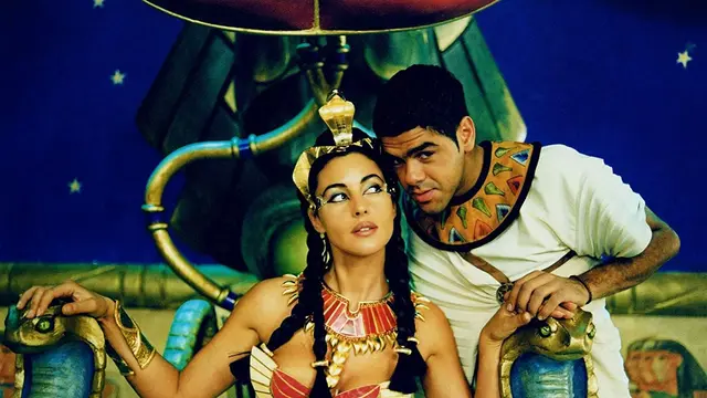 Monica Bellucci sebagai Cleopatra. (Foto: Canal+/ IMDb)