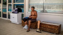 Pengungsi Suriah Ibrahim al-Hussein bersiap untuk sesi latihan di Olympic Aquatic Center, Athena, Yunani, 2 Juni 2021. Ibrahim al-Hussein mencoba menjadi bagian dari Tim Paralimpiade Pengungsi untuk Paralimpiade Tokyo 2020. (Angelos Tzortzinis/AFP)