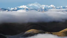 Foto yang diabadikan pada 5 September 2020 ini menunjukkan awan yang melingkar di sekitar Gunung Qomolangma. (Xinhua/Lyu Shuai)