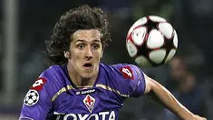 Aksi dari striker Fiorentina, Stevan Jovetic dalam partai kontra Liverpool di kancah Liga Champions pada 29 September 2009 di Artemio Franchi. AFP PHOTO/FABIO MUZZI