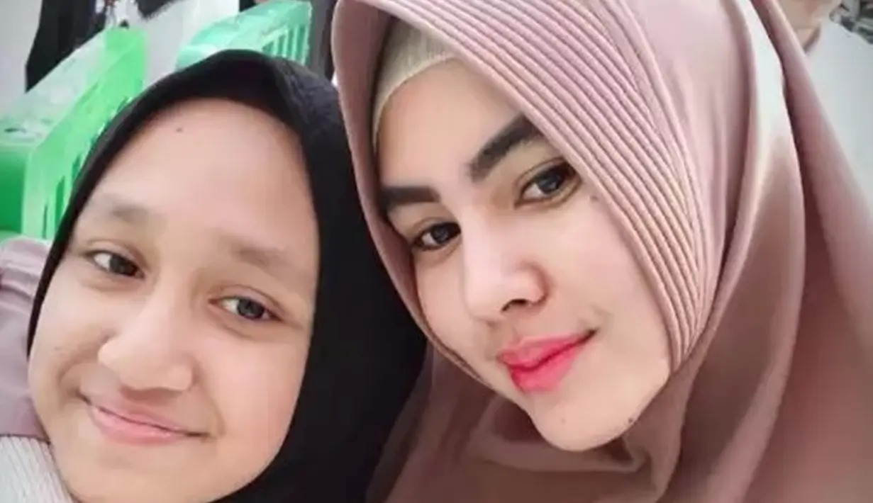 Putri kandung Habib Usman bin Yahya ini memang tumbuh besar menjadi perempuan yang cantik. Tak hanya cantik Syarifah juga sholelah. Bahkan kini Syarifah menuntu ilmu di negara yang cukup jauh dari Indonesia, Yaman. (Liputan6.com/IG/kartikaputriworld)