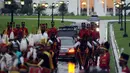 Iring-iringan kendaraan Raja Salman bin Abdulaziz dikawal pasukan berkuda saat meninggalkan Istana Bogor, Rabu (1/3). Mengawali kunjungan, Raja Salman bertemu Presiden Jokowi di Istana Bogor. (Liputan6.com/Helmi Fithriansyah)