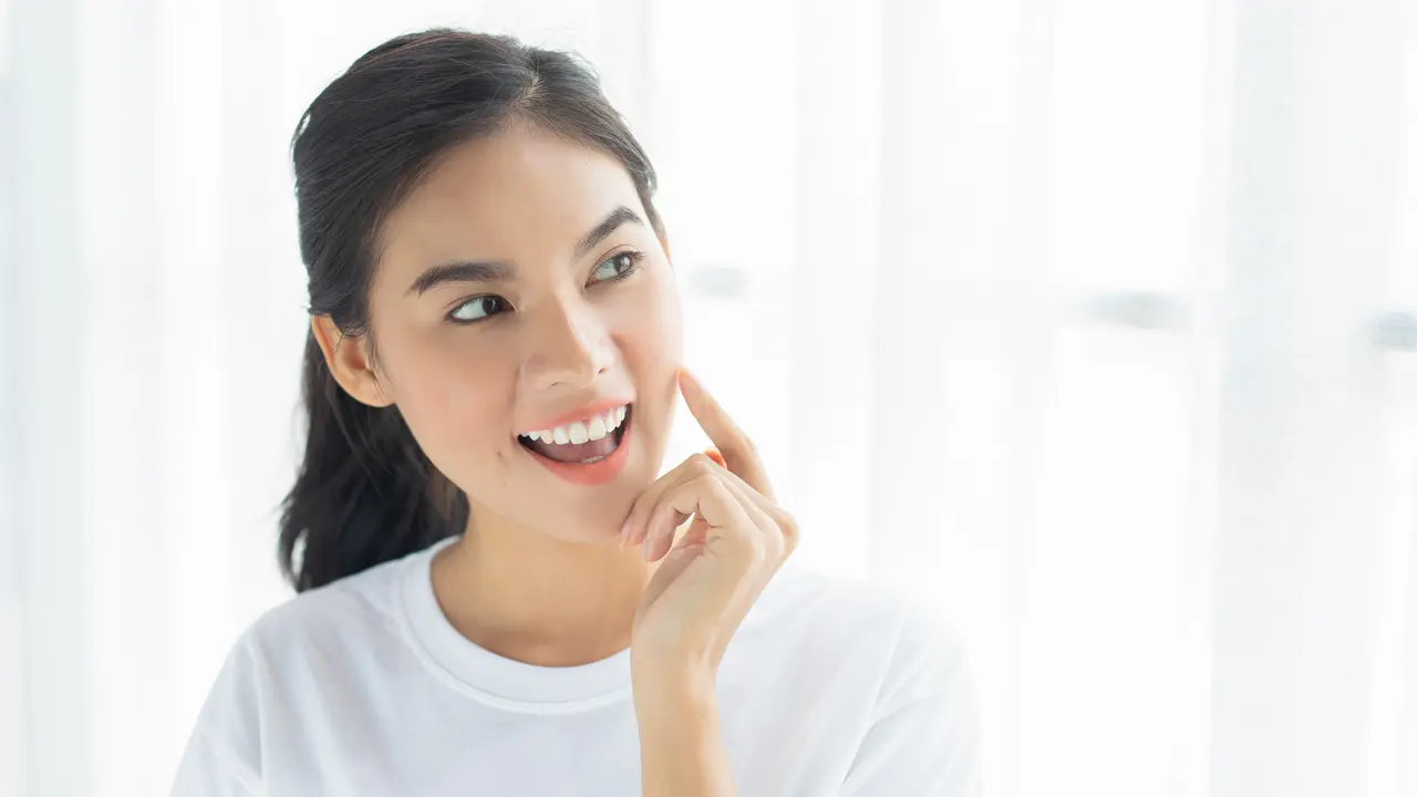 senyum perempuan
