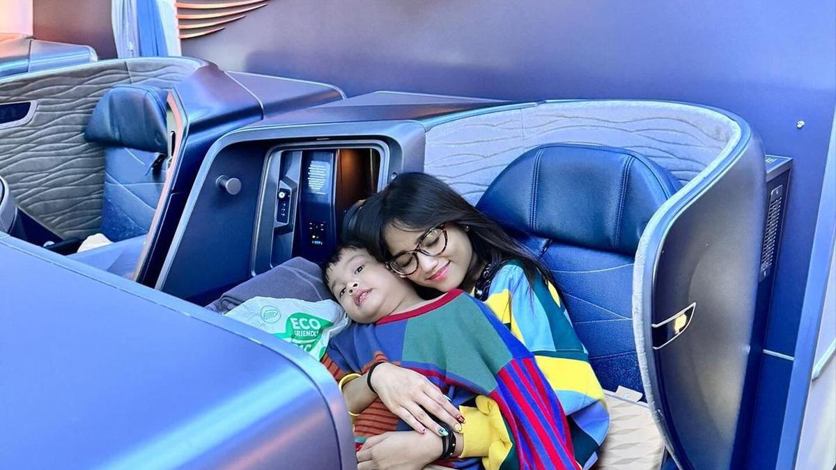 Penuh Kasih Sayang, 5 Potret Haru Fuji Peluk dan Cium Gala Sky di Bandara