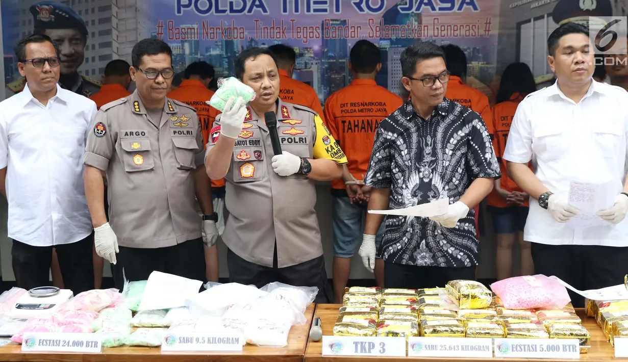 Kapolda Metro Jaya Irjen Pol Gatot Eddy Pramono (tengah) saat rilis penangkapan vokalis grup band Zivilia, Zulkifli alias Zul, Jakarta, Jumat (8/3).Zul ditangkap bersama delapan orang lainnya. (Liputan6.com/Helmi Fithriansyah)