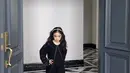 Putri Nabila Syakieb, Raqeema Ruby Radinal dengan gaya tangan di pinggang tampil bak model dengan dress hitam panjang yang memiliki aksen outer lace. [@nsyakieb85]