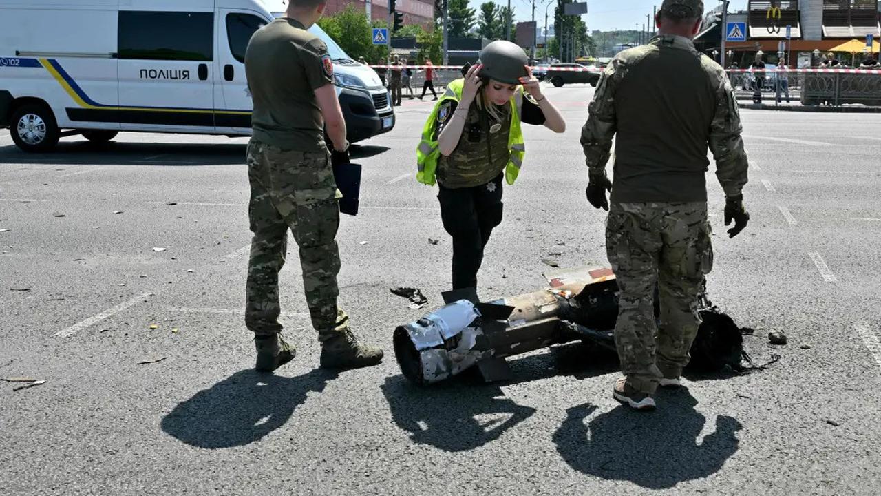 Rudal yang menghantam jalanan Kiev di Ukraina. (AFP)