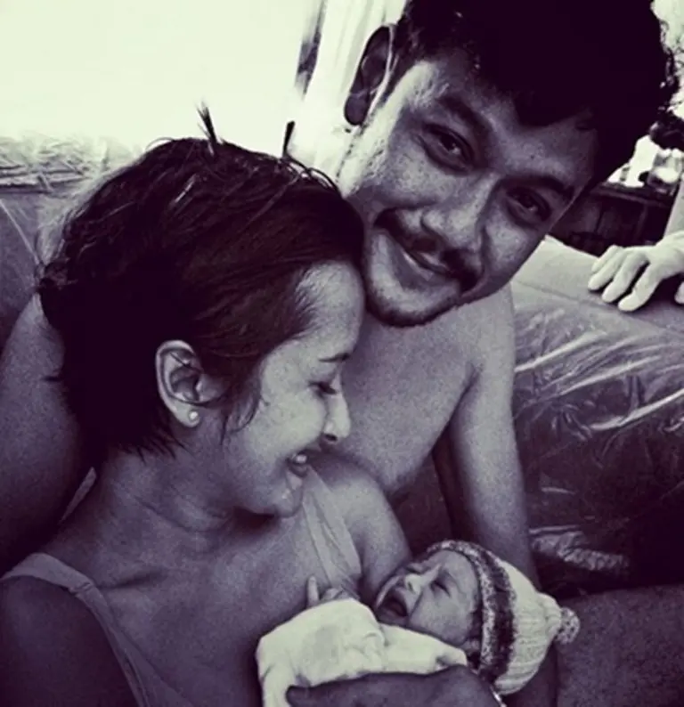 Dwi Sasono dampingi sang istri, Widi Mulia, saat melahirkan. (Instagram/widimulia)