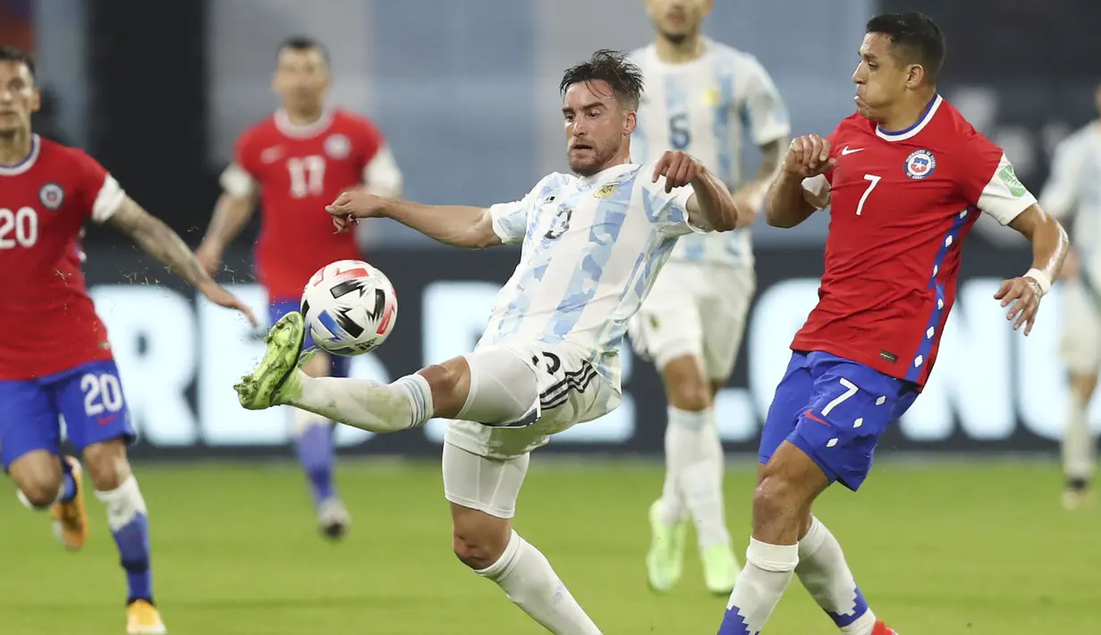 Pemain Argentina, Nicolas Tagliafico, mengontrol bola saat melawan Chili pada Kualifikasi Piala Dunia 2022 Zona Amerika Selatan di Stadion Santiago del Estero, Jumat (4/6/2021). Kedua tim bermain imbang 1-1. (Agustin Marcarian, Pool via AP)