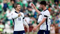 Dua gelandang Timnas Inggris, Jack Grealish dan Declan Rice, sama-sama mencetak gol dalam laga kontra Republik Irlandia di Grup 2 Liga B UEFA Nations League di Aviva Stadion, Dublin, Minggu (8/9/2024) dini hari WIB. (PAUL FAITH / AFP)