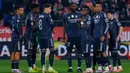 Para pemain Real Madrid tampak kecewa setelah bermain imbang 1-1 ketika menghadapi tuan rumah Girona pada laga lanjutan La Liga 2025/2026 di Montilivi, Senin (1/12/2025) dini hari WIB. (AP Photo/Joan Monfort)