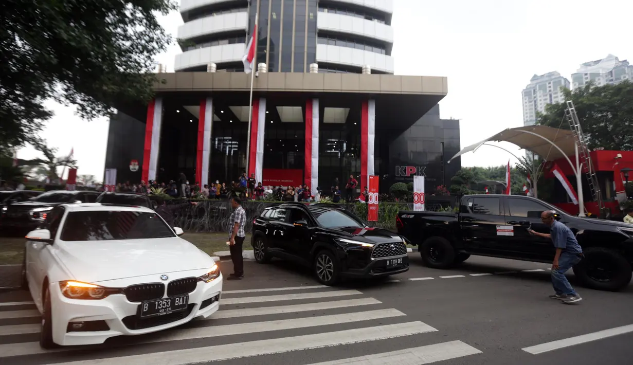 Selain kendaraan, dikabarkan ada penyitaan uang tunai yang nilainya mencapai miliaran rupiah. (Liputan6.com/Helmi Fithriansyah)