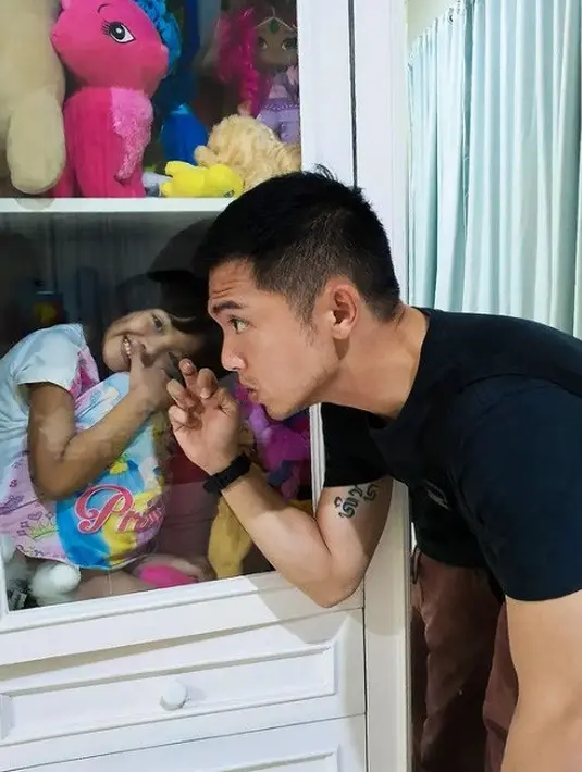 <p>Nicky pun menyebut dirinya merasa beruntung bisa menjadi orang tua untuk Ellyana dan ada di setiap momen sang putri bertumbuh. (Foto: Instagram/nickytirta)</p>