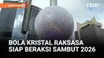 Semua persiapan untuk perayaan malam Tahun Baru 2026 di Times Square, New York, dipastikan siap. Penyelenggara menggelar uji coba penurunan Constellation Ball, bola kristal terbaru yang akan diturunkan pada Rabu malam untuk menandai pergantian tahun.