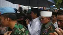 Presiden Joko Widodo didampingi Panglima Jendral TNI Gatot Nurmanyto berjalan untuk melaksanakan salat jumat bersama dalam Aksi Bela Islam Jilid 3 di Monumen Nasional, Jakarta, Jumat (2/12). (Liputan6.com/Faizal Fanani)