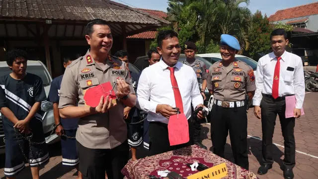 Kapolres Pemalang, AKBP Kristanto Yoga Darmawan menunjukkan barang bukti dalam konferensi pers pengungkapan kasus penggelapan mobil dan pencurian kendaraan bermotor. (Foto: Liputan6.com/Polres Pemalang/Muhamad Ridlo)