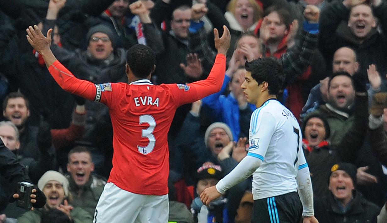 Di akhir laga yang berkseudahan 2-1 untuk kemenangan Manchester United atas Liverpool, Patrice Evra membalas perlakuan Luis Suarez dengan melakukan lap of honour di dalam lapangan yang berakhir di hadapan Ljuis Suarez yang tidak memberi reaksi apapun. (AFP/Andrew Yates)