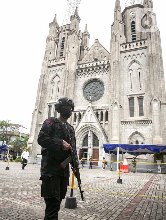 Personel kepolisian berjaga di depan Gereja Katedral, Jakarta, Kamis (1/4/2021). Sebanyak 150 personel gabungan TNI, Polri dan Satpol PP melakukan pengamanan jelang rangkaian perayaan Hari Paskah di gereja tersebut. (Liputan6.com/Faizal Fanani)