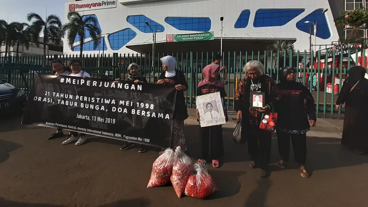Keluarga korban kerusuhan Mei 1998 menabur bunga di sekeliling Mal Klender. (Merdeka.com/Hari Ariyanti)