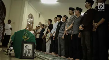 Keluarga dan kerabat bersiap mensalatkan jenazah Deddy Sutomo di Masjid sekitar Flamboyan Cantik, Ciputat, Tangerang Selatan, Rabu (18/4). Aktor Deddy Sutomo meninggal pada pukul 07.00 wib dengan usia 77 tahun karena sakit. (Liputan6.com/Faizal Fanani)