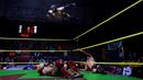 Seorang penggulat yang dikenal Aero Boy melompat menyerang lawannya, Dragon Rojo Jr yang terbaring di atas ring saat pertandingan gulat di Arena Neza di pinggiran Mexico City, Meksiko (28/10). (Reuters/ Carlos Jasso)
