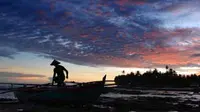 Aktivitas nelayan di Pantai Sorake, Nias Selatan, Sumut.Pantai yang menjadi tujuan peselancar internasional itu belum digarap potensi keindahan alamnya untuk tujuan pariwisata.(Antara)