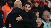 Manajer Manchester City asal Spanyol, Pep Guardiola (kiri), dan manajer Arsenal asal Spanyol, Mikel Arteta (kanan), berpelukan setelah pertandingan Liga Primer Inggris antara Arsenal dan Manchester City di Stadion Emirates di London pada 2 Februari 2025. Arsenal memenangkan pertandingan dengan skor 5-1. (Glyn KIRK/AFP)