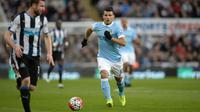 Striker Manchester City, Sergio Aguero, beraksi pada laga kontra Newcastle United di St James' Park, Newcastle, Selasa (19/4/2016). (AFP/Oli Scarff)