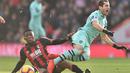 Gelandang Arsenal Henrikh Mkhitaryan saat dijegal Jeferrson Lerma pada laga lanjutan Premier League yang berlangsung di stadion Dean Court, Inggris, Minggu (25/11).  Arsenal menang 2-1. (AFP/Glyn Kirk)