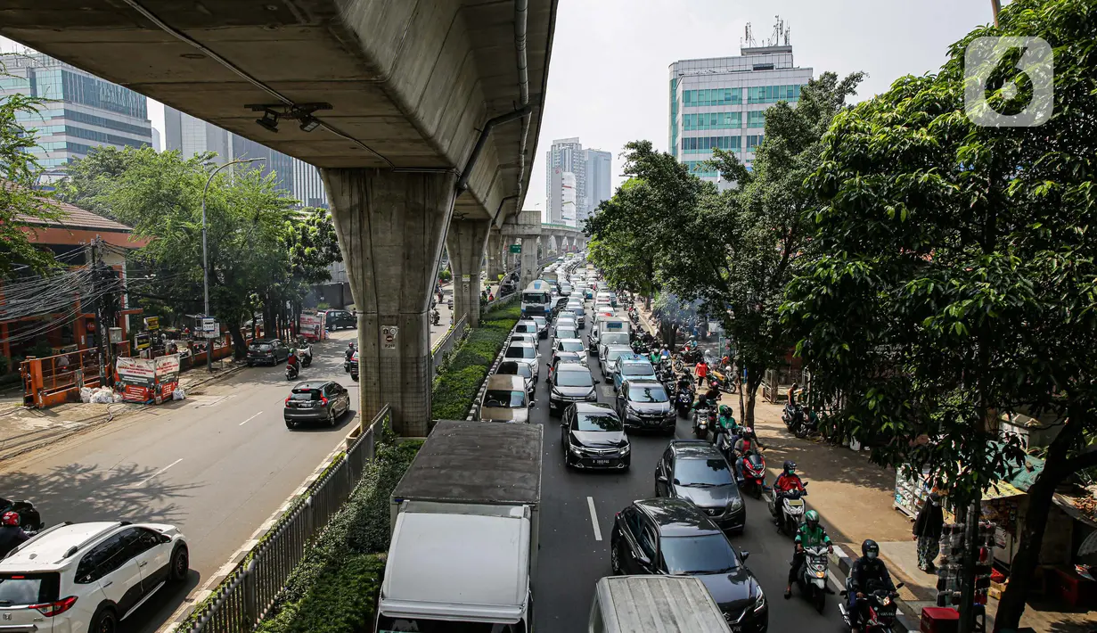 Suasana kemacetan di Jalan Kapten Tendean, Mampang Prapatan, Jakarta, Senin (7/6/2021). Kemacetan arus lalu lintas dari arah Jalan Kapten Tendean menuju kawasan Blok M disebabkan penyempitan jalan karena adanya proyek galian SJUT yang memakan sebagian badan jalan. (Liputan6.com/Faizal Fanani)