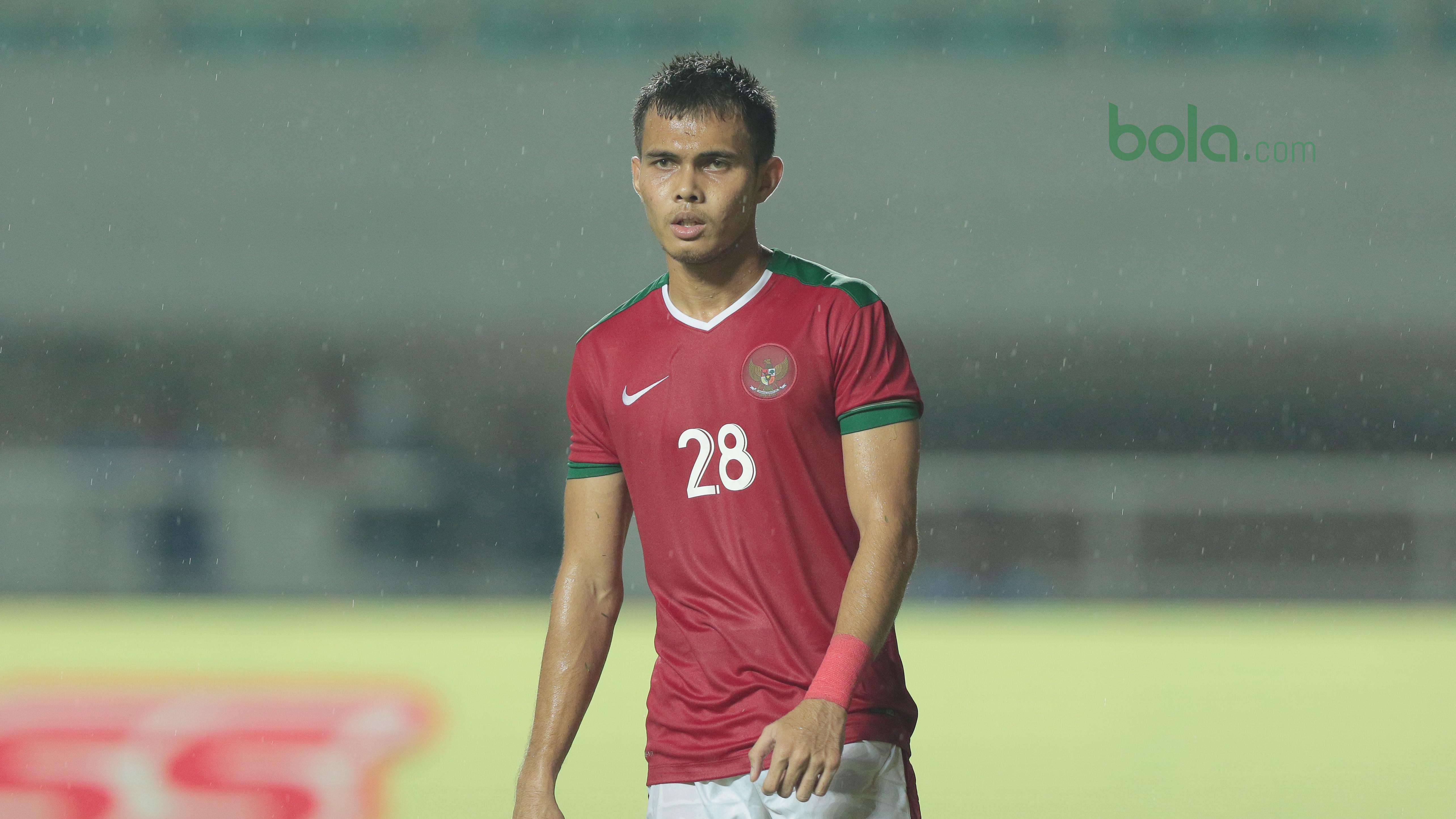 Pemain Timnas Indonesia U-23, Rezaldi Hehanusa saat melawan Bahrain pada laga PSSI Anniversary Cu 2018 di Stadion Pakansari, Bogor, (26/4/2018). Bahrain menang 1-0. (Bola.com/Nick Hanoatubun)