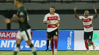 Pemain Madura United, Hugo Gomes dos Santos Silva (kanan) merayakan gol ke gawang Persikabo 1973  pada laga BRI Liga 1 di Stadion Kapten I Wayan Dipta, Gianyar, Selasa (29/03/2022). (Bola.com/ M Iqbal Ichsan)