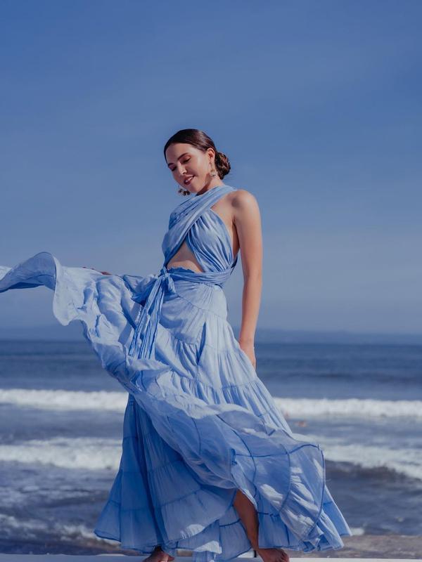 Gaya Pemotretan Olivia Jensen di Pinggir Pantai Bernuansa Biru. (Sumber: Instagram/oliviajensen)